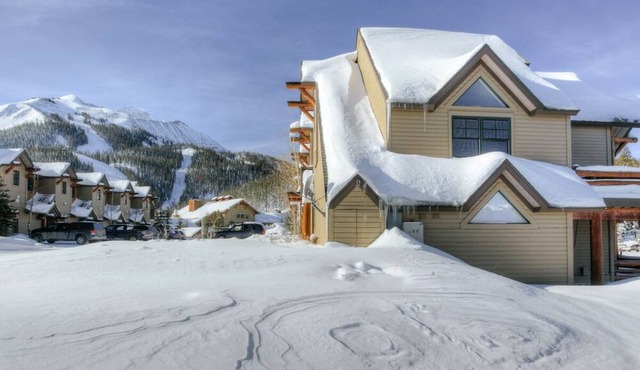 Slopeside Townhome with Mountain Views! Private Hot Tub!
