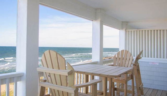 Seven Cs 402: Oceanfront Condo, Shared Pool