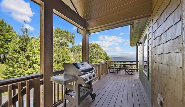 Aussies Lookout - Panoramic Mountain Views, Hot Tub, Pool Table! in Blowing Rock