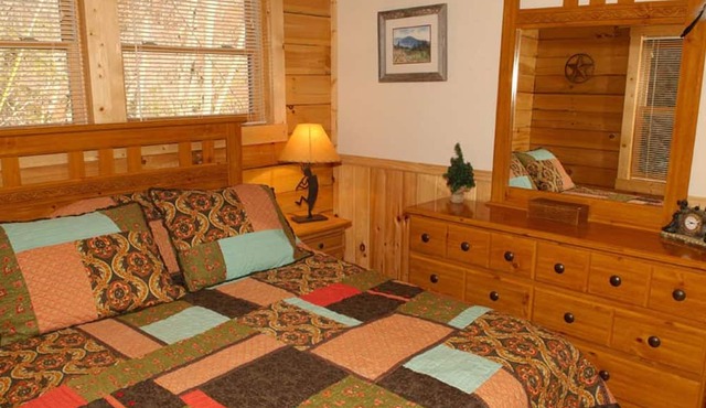 Cozy 2 Bedroom 2 Bath Log Cabin-Pet Friendly, Fenced Yard, Views & Firepit