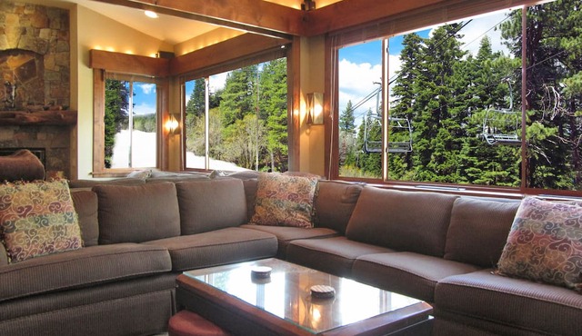 LOCATION! LOCATION! Ski In-Out, Ski Trails Condo Very Near N'star Vill, Wi-Fi