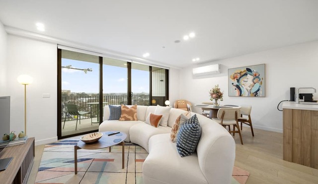 Sleek Inner-City 2-Bed with Swimming Pool & BBQ in Dickson