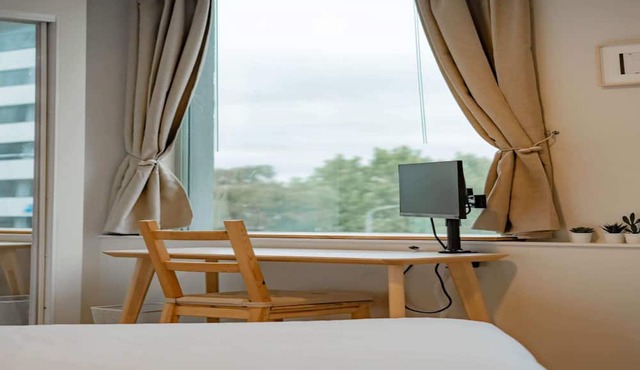 Central 2-Bed with Gym and Parking in City