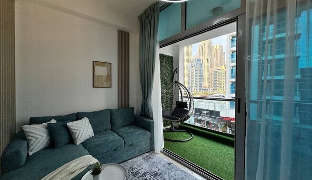 Stylish Studio with Stunning Marina Canal Views