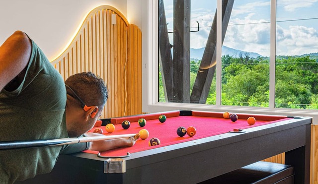 🌄 Rooftop hot tub + panoramic views 🧖 Sauna, cold plunge, steam shower, gym 🎮 Pool table, arcade, 100” TV + grill deck
