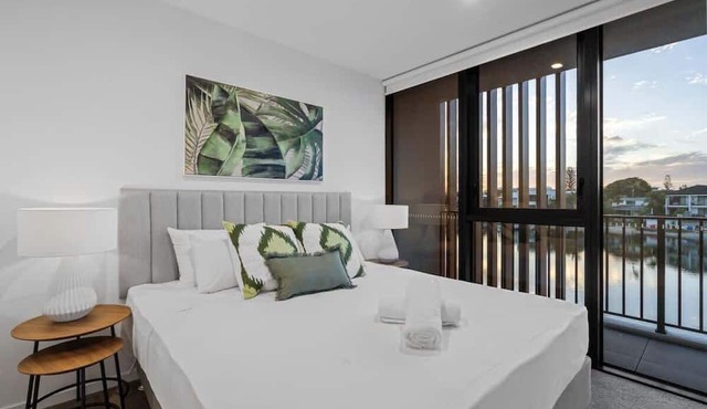 Riverview Retreat Pet-Friendly Apt + Pool/Parking in Surfers Paradise