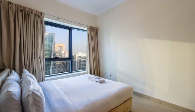 3BR with Marina Skyline Views, Near Mall & Metro