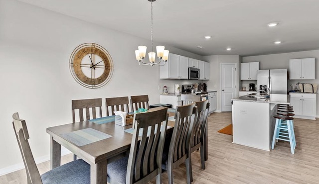 Coastal Eve Retreat-pets, fenced yard, beach gear, and more!