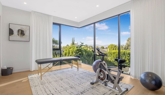 Levitt Lane - Contemporary Modern Two-Level Sherman Oaks Home in Sherman Oaks