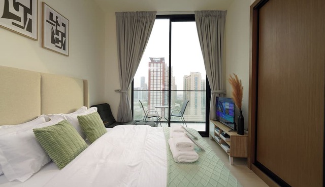 Modern Studio with Balcony Views of FIVE Hotels
