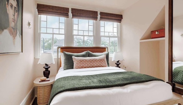 The Estella, 6BR Garden District Suite,Shared Pool in New Orleans