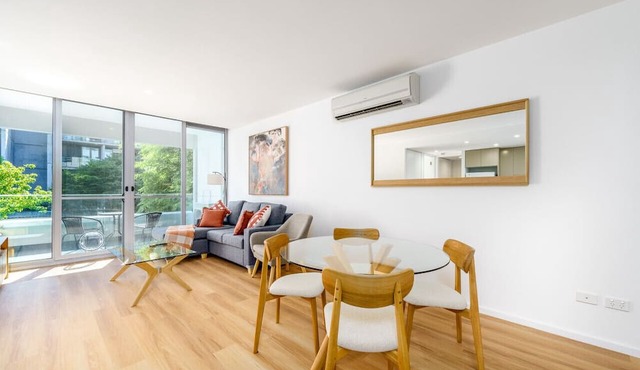 Elegant & Cosy Haven in Lively Kingston Foreshore in Kingston