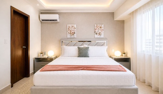 Beautiful City Center 1BR Condo, Full AC, Fast Wi-Fi, King Bed, Pool. in Santo Domingo