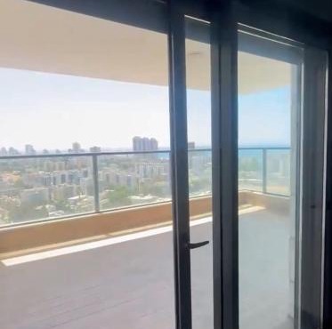 Luxury High-Floor Apt | New Tower | Steps to Mall
