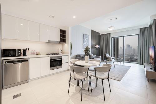SmartStay at Downtown Views - Best Burj Khalifa View - Brand New Luxury Apartments