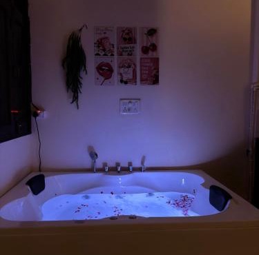 AP Luxe Stays Jacuzzi & Home Theater in New Delhi