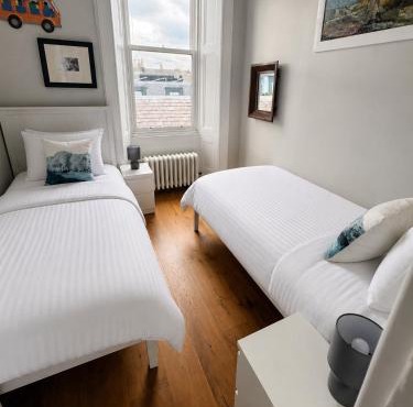 Iconic beachfront appt - 3 bed on The High Street in Queensferry