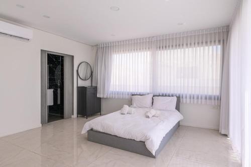 זוהר על הים - ווילה ו-3 חדרי סטודיו מהממים עם בריכה בנווה זוהר