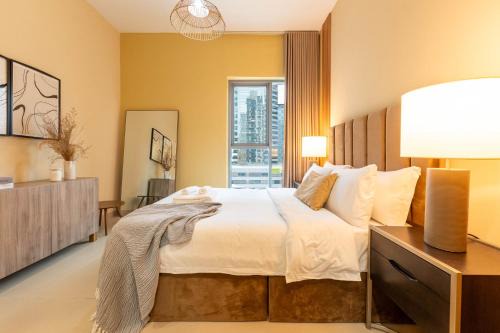 Downtown Dubai Apartment with Pool & Gym Access