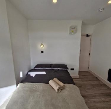Studio - Sleeps 2 - WiFi - Free Secure Parking