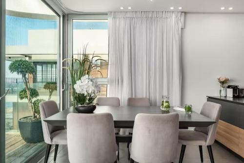 Penthouse With Jacuzzi on the Beach by Lime Luxe