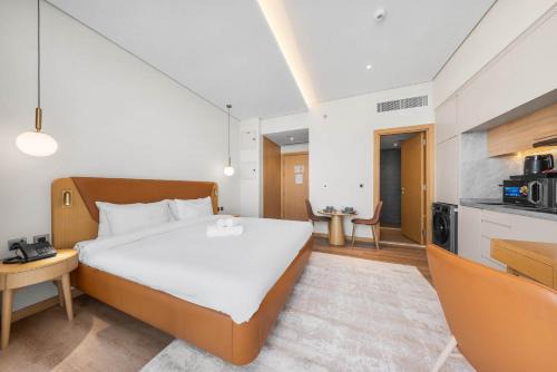 Free housekeeping visits during your stay - StayShort - Stunning Studio in JVT Sleeps 2 with Balcony
