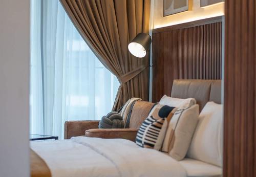 Stunning Oceanfront Studio Stay - Blue Bay Walk Pool & Gym
