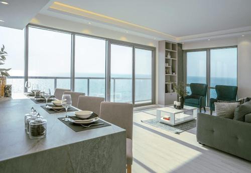 Spacious 2 Bedroom Apartment in Pacific with Panoramic Sea Views