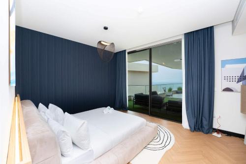 Coastal 3BR Retreat in Seaside Hills Sea View