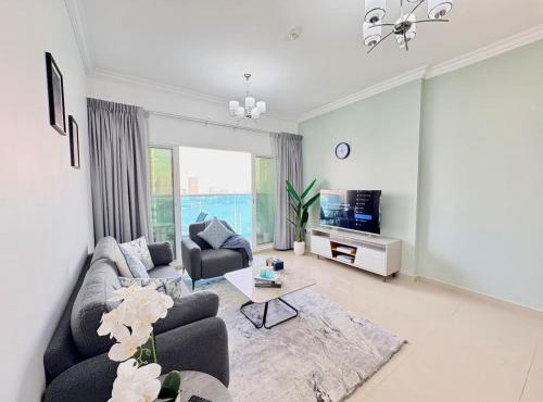 Elegant 2BR Waterfront Apartment Spacious
