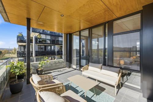 Tranquil 2-Bed with Water View in Kingston