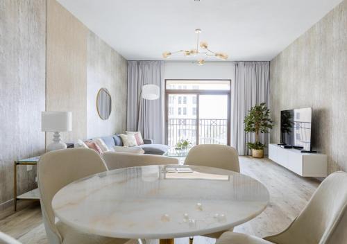 Nasma Luxury Stays - Fabulous Apartment With Balcony Near MJL's Souk