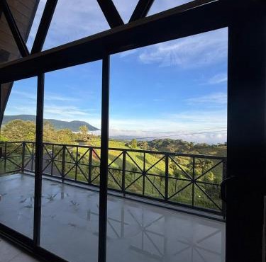 Luxury AFrame with Private Jacuzzi Poás Volcano in Vara Blanca