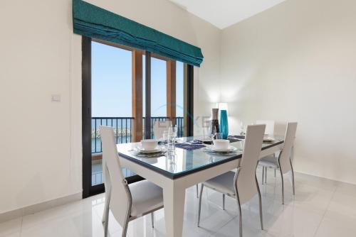 3BR Oceanfront Haven with Mesmerizing Sea View Near Pristine Beach and Campsite, Mina Al Fajer B , Fujairah by Deluxe Holiday Homes
