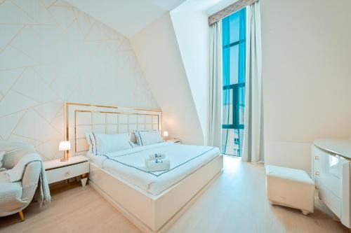 Luxury Escapes Bright & Spacious 1BR in Discovery Gardens