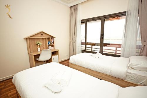 Elegant 3BR Corniche Stay with Stunning Sea Views