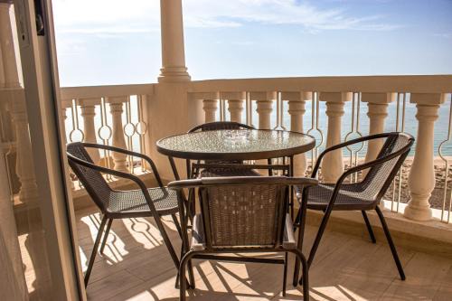 Stylish Two-Bedroom Apartment Overlooking the Sea by Hala Homes