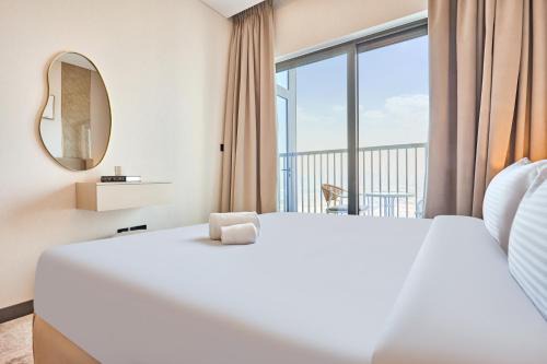STAY BY LATINEM Luxury 1BR Holiday Home CB 3306 Near Burj Khalifa