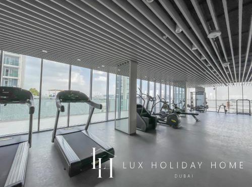 LUX 2BR Lagoon View District One, 10 to 15 min Burj Khalifa