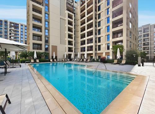 Bright 1BR with Balcony Creek Beach Access