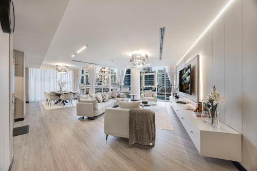 Skyline Views with Waterfront & Marina Walk - 3 BDR Apartment
