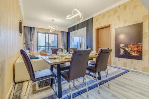 Exquisite 2BR Seafront Haven with Resort Lifestyle and Panoramic Sea Views, Near Faqiat Beach and Campsite, Mina Al Fajer D, Fujairah by Deluxe Holiday Homes