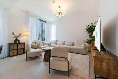 FAM Living - 3BR Creekside Escape in Creek Rise Tower 2
