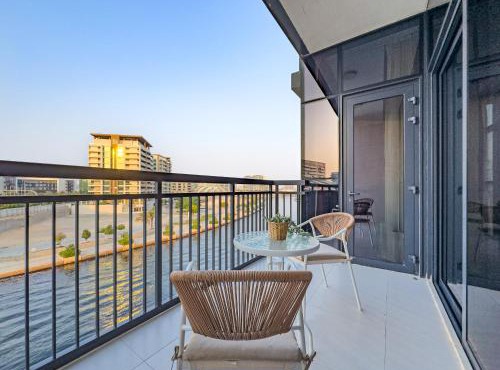Fantastic Rooftop Pool - Full Canal Views - Spacious 1 BDR Designed by Designer - 5 min walk from Space42 Arena
