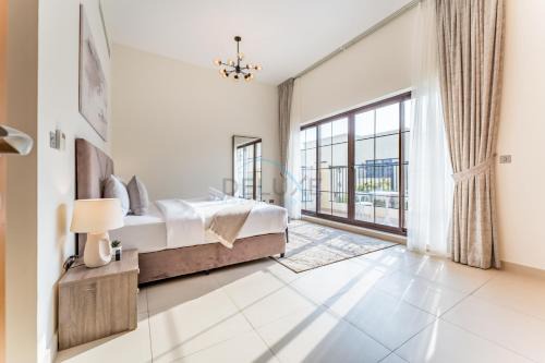 Spacious 4BR Plus Maids Villa, Near Avenue Mall, Cycle Park & Sports Complex - 15 Mins to Downtown Dubai, Nad Al Shiba Third by Deluxe Holiday Homes