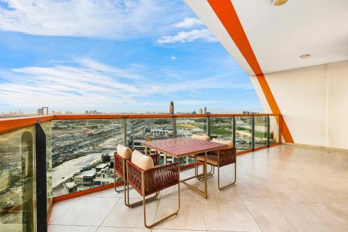 Spacious 3BR Family Stay with Balcony Views of Burj and City Lights