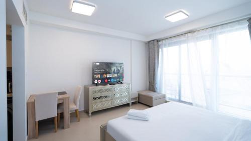 A Spacious Studio with Partial Sea Charm