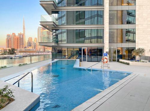 Elegant 1BR Apt with Balcony Views of Burj Khalifa & Dubai Canal