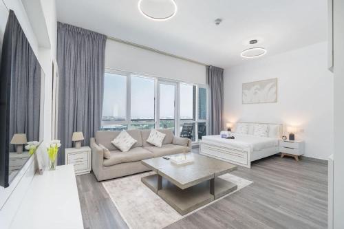Free housekeeping visits during your stay - StayShort - Stylish Studio Apartment in Tecom's Prime Location