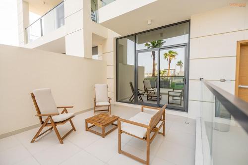 Bnbeyond's Sassy Studio with Expansive Balcony